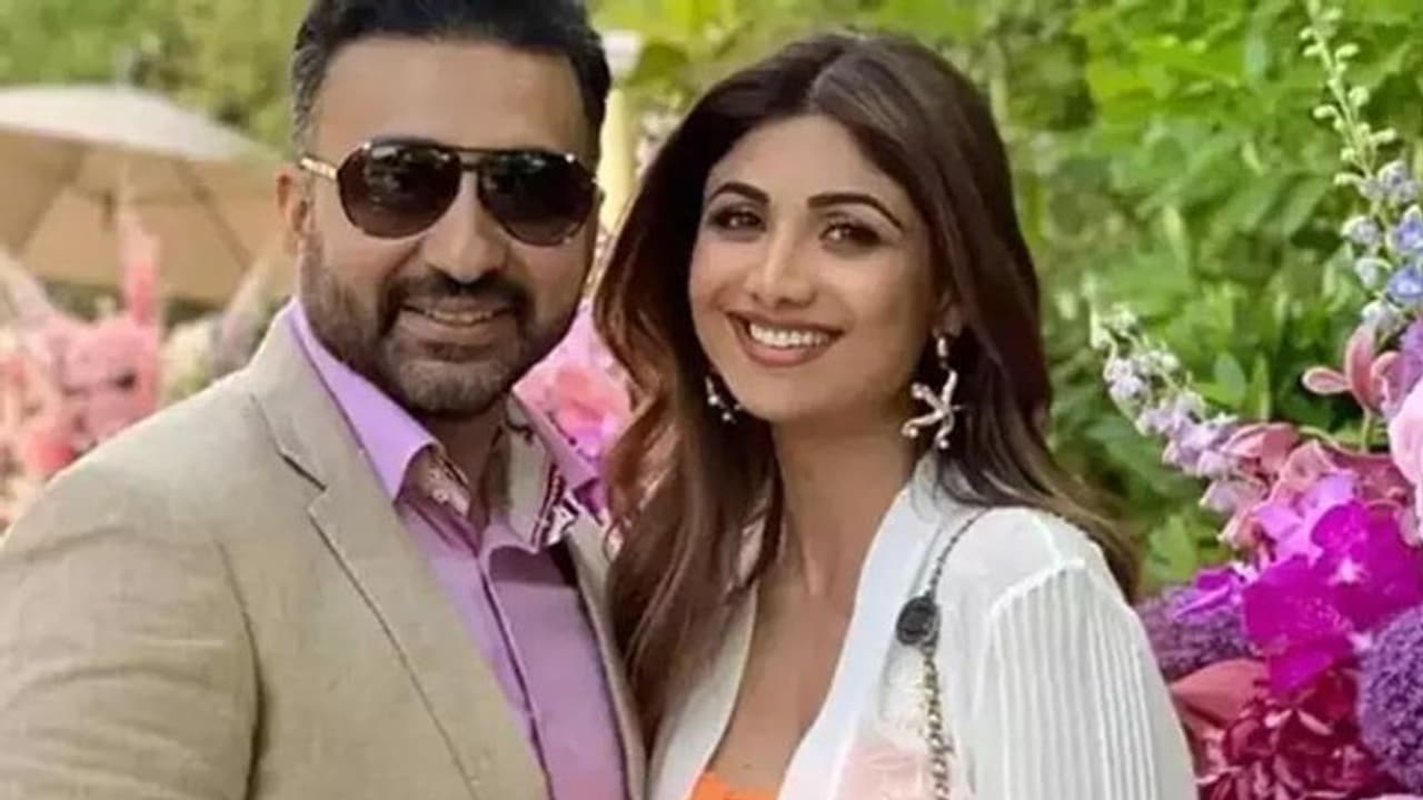 Pornography Case: पति राज कुंद्रा को जमानत मिलने के बाद इमोशनल हुई शिल्पा शेट्टी, इस तरह कही दिल की बात Pornography Case: पति राज कुंद्रा को जमानत मिलने के बाद इमोशनल हुई शिल्पा शेट्टी, इस तरह कही दिल की बात