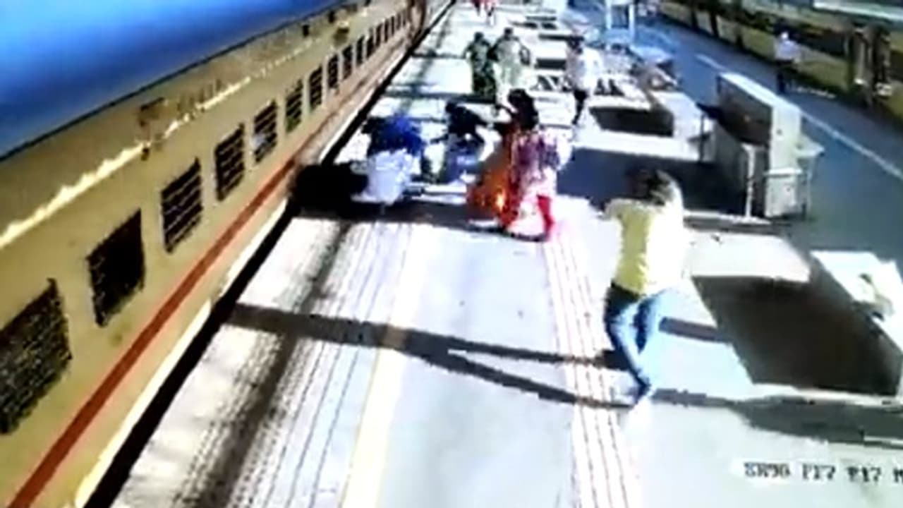 ಅಯ್ಯೋ ವಿಧಿಯೇ... ಚಲಿಸುವ ರೈಲು ಹತ್ತಲು ಹೋಗಿ ಕೆಳಗೆ ಬಿದ್ದು ಅಪ್ಪ, 5 ವರ್ಷದ ಮಗಳು ಸಾವು ಅಯ್ಯೋ ವಿಧಿಯೇ... ಚಲಿಸುವ ರೈಲು ಹತ್ತಲು ಹೋಗಿ ಕೆಳಗೆ ಬಿದ್ದು ಅಪ್ಪ, 5 ವರ್ಷದ ಮಗಳು ಸಾವು