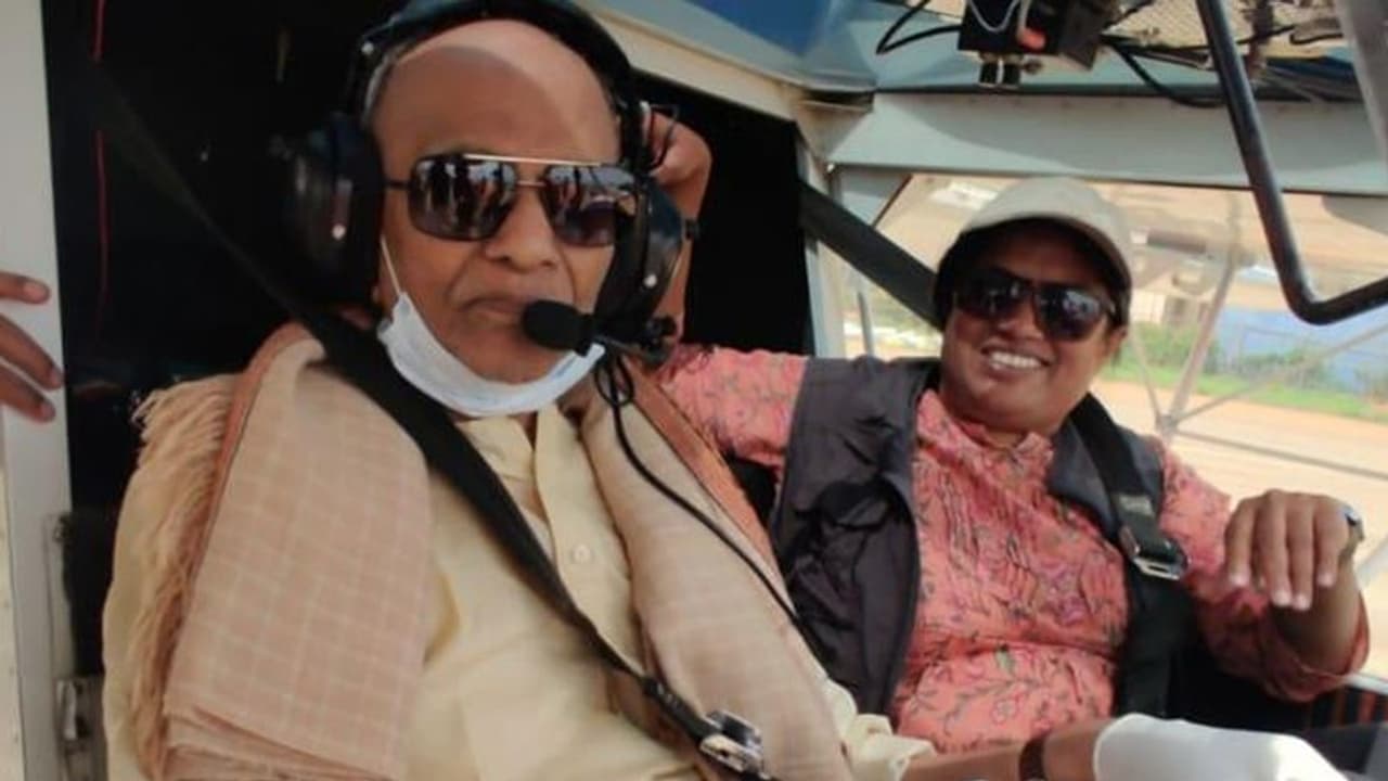 100 साल के बुजुर्ग को परिजनों ने दिया सरप्राइज गिफ्ट, उत्साह देखकर हैरान हुआ पायलट 100 साल के बुजुर्ग को परिजनों ने दिया सरप्राइज गिफ्ट, उत्साह देखकर हैरान हुआ पायलट