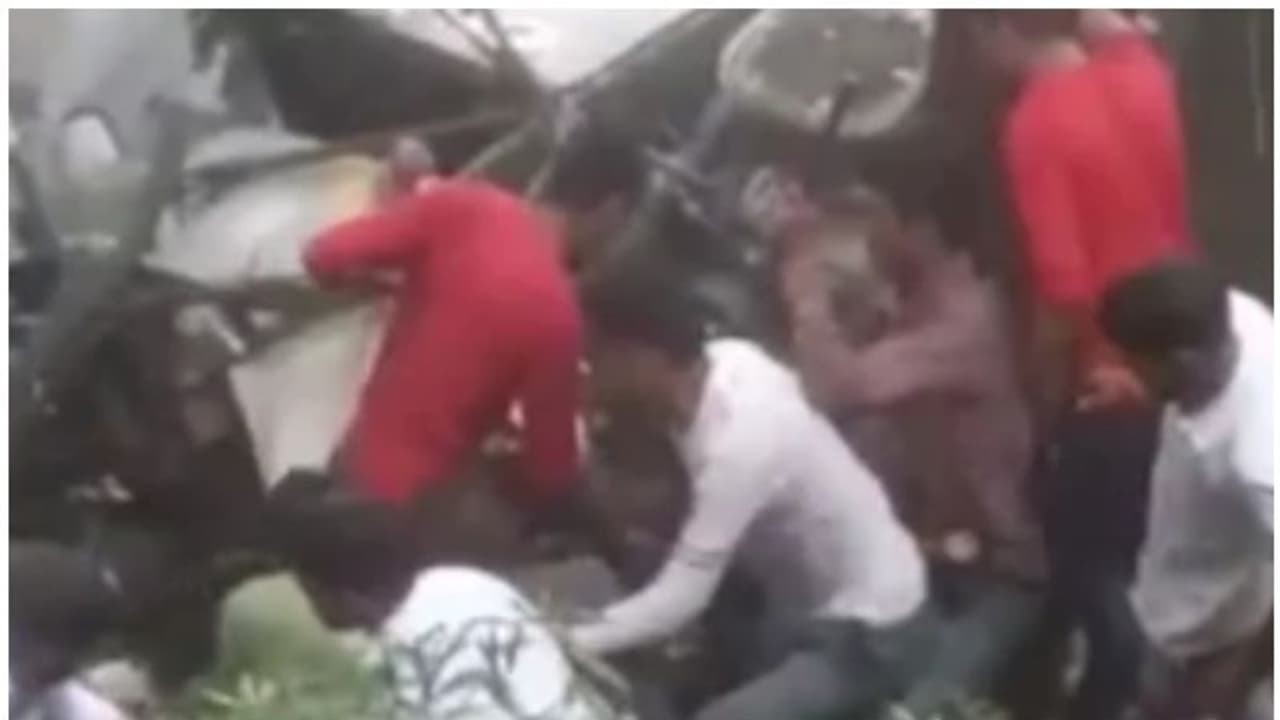 കശ്മീരില് ഇന്ത്യന് ആര്മിയുടെ ഹെലികോപ്റ്റര് ഇടിച്ചിറക്കി; മോശം കാലവസ്ഥയെ തുടര്ന്നെന്ന് നിഗമനം കശ്മീരില് ഇന്ത്യന് ആര്മിയുടെ ഹെലികോപ്റ്റര് ഇടിച്ചിറക്കി; മോശം കാലവസ്ഥയെ തുടര്ന്നെന്ന് നിഗമനം