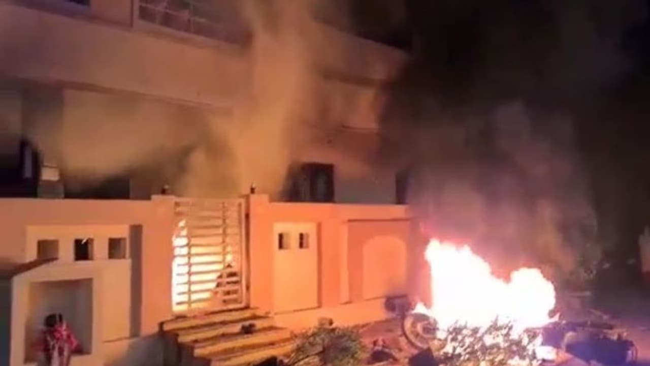 గుంటూరు: వినాయక నిమజ్జనంలో రాజకీయం... రాళ్లు, కర్రలతో కొట్టుకున్న వైసిపి, టిడిపి శ్రేణులు (వీడియో)