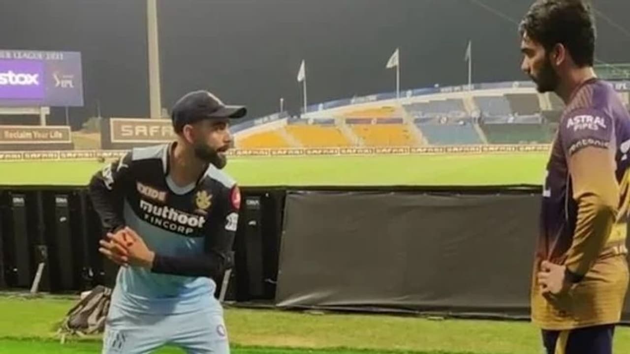 ഐപിഎല്‍ 2021: തോല്‍വിക്കിടയിലും കൊല്‍ക്കത്തയുടെ ഹീറോ വെങ്കടേഷിന് കോലിയുടെ ടിപ്‌സ്; വൈറല്‍ വീഡിയോ