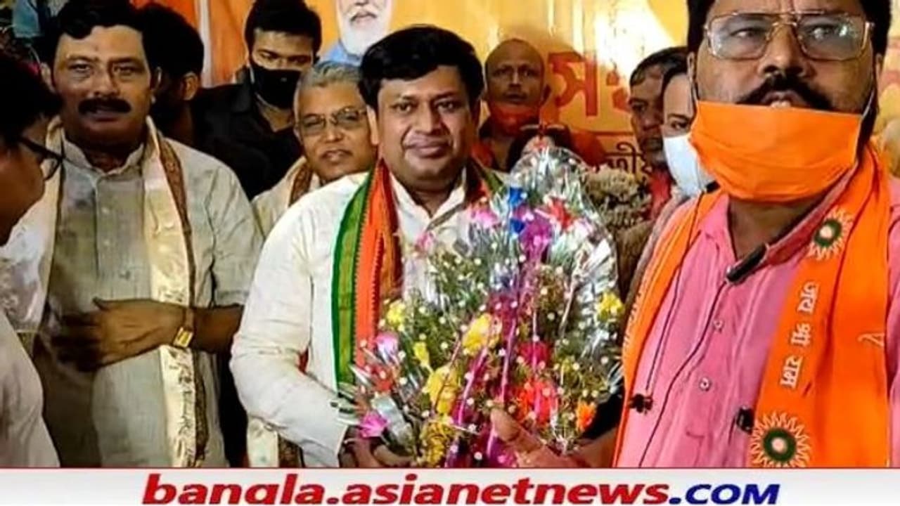 মঙ্গলে কলকাতায় পা রেখেই মমতাকে তোপ, সুকান্তকে বরণ করল বঙ্গ BJP মঙ্গলে কলকাতায় পা রেখেই মমতাকে তোপ, সুকান্তকে বরণ করল বঙ্গ BJP