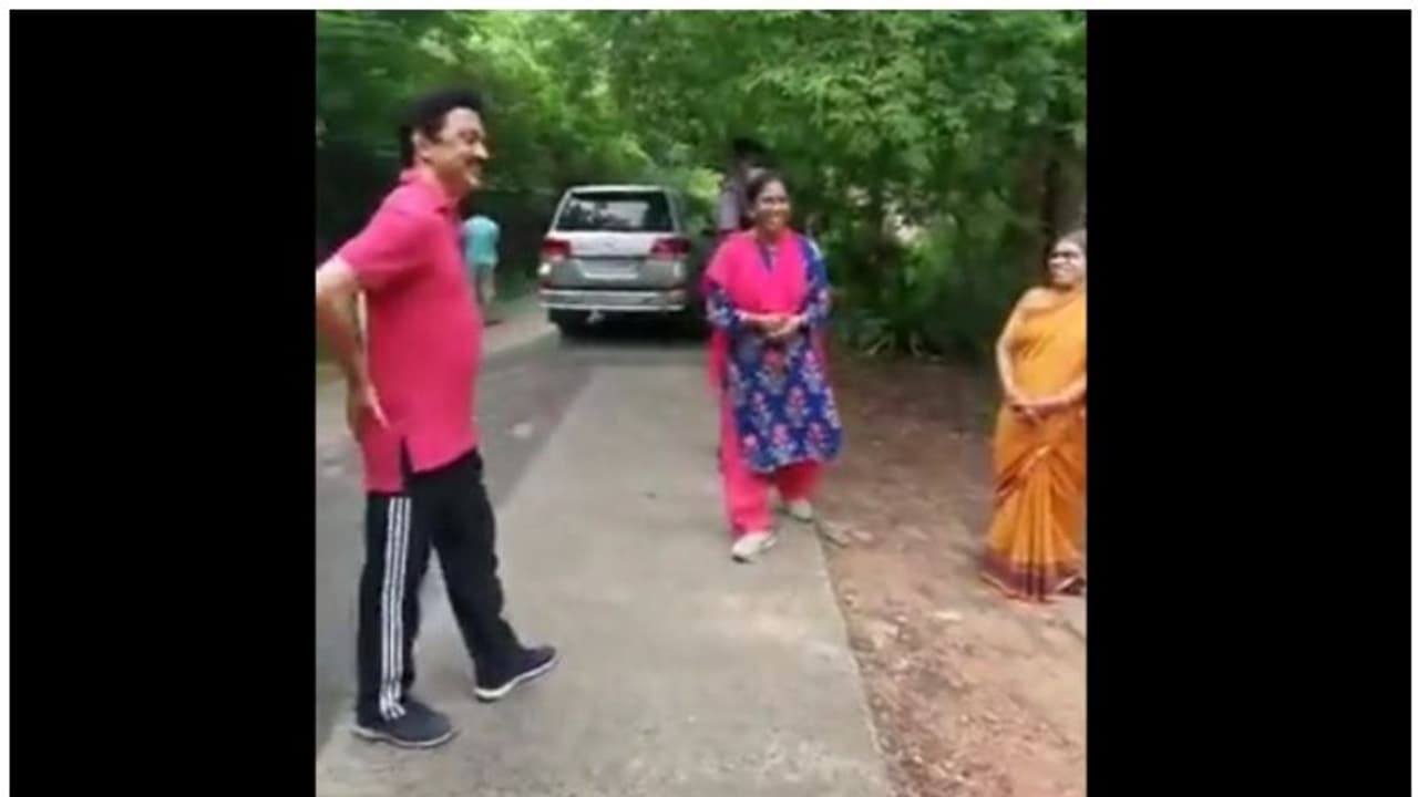 యవ్వనంగా కనిపించడానికి మీ సీక్రెట్ ఏంటీ?.. సిగ్గుపడుతూ సీఎం సమాధానం.. వీడియో వైరల్