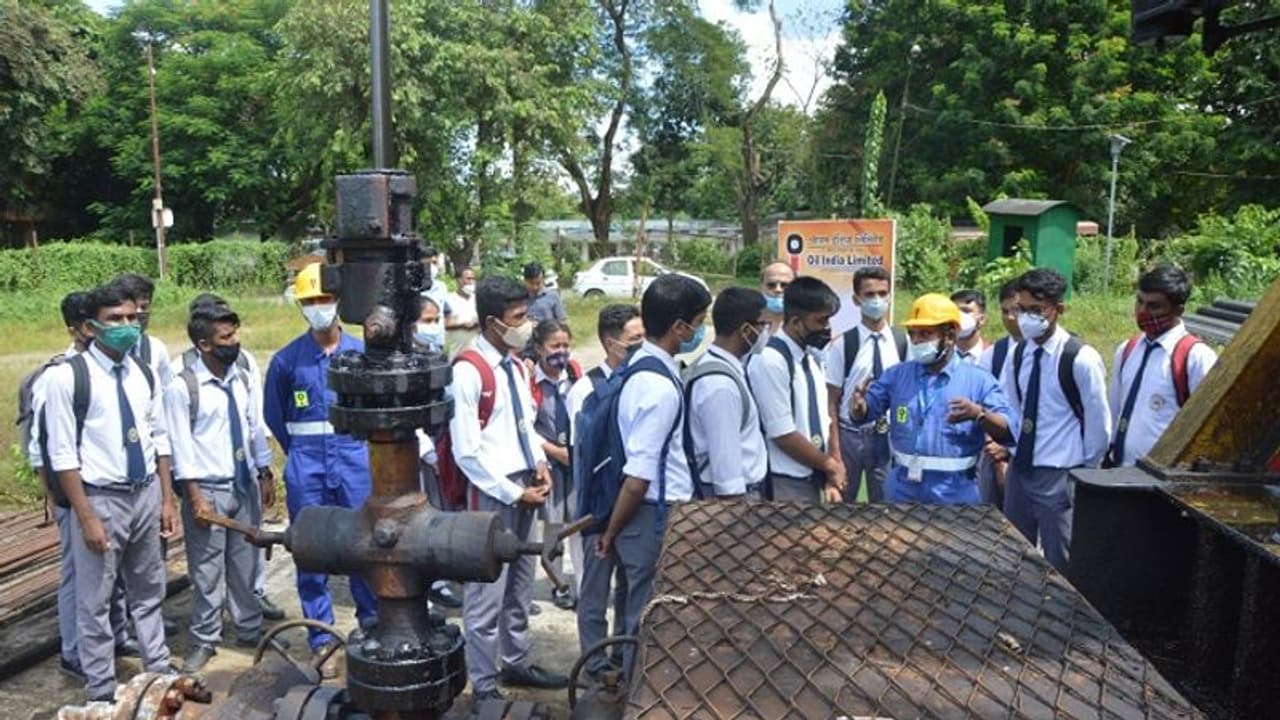 ಭೂಮಿಯಾಳದಿಂದ ತೈಲ ತೆಗೆಯುವ ಭಾರತೀಯ ತೈಲ ನಿಗಮದ ಕಾರ್ಯಕ್ಷೇತ್ರಕ್ಕೆ ವಿದ್ಯಾರ್ಥಿಗಳ ಭೇಟಿ! ಭೂಮಿಯಾಳದಿಂದ ತೈಲ ತೆಗೆಯುವ ಭಾರತೀಯ ತೈಲ ನಿಗಮದ ಕಾರ್ಯಕ್ಷೇತ್ರಕ್ಕೆ ವಿದ್ಯಾರ್ಥಿಗಳ ಭೇಟಿ!