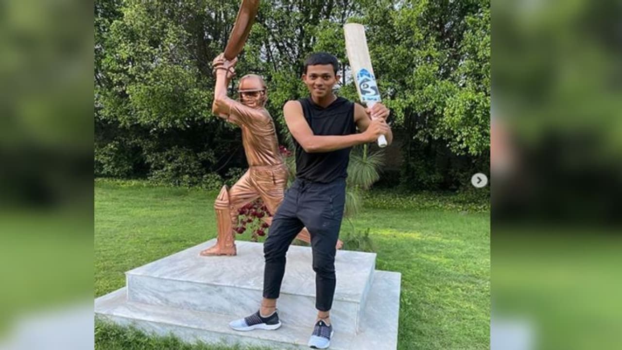 IPL 2021, RR vs CSK ধোনির কাছ থেকে যশশ্বী পেলেন অনন্য উপহার, ম্যাচের পর কী ঘটল সাজঘরে, দেখুন IPL 2021, RR vs CSK ধোনির কাছ থেকে যশশ্বী পেলেন অনন্য উপহার, ম্যাচের পর কী ঘটল সাজঘরে, দেখুন