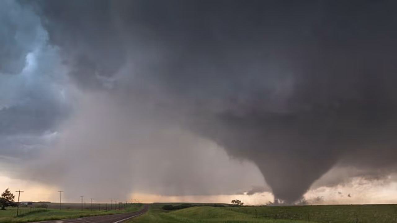 అమెరికా: కెంటుకీలో టోర్నడో బీభత్సం.. 50 మందికిపైగా మృతి, ఇంకా పెరిగే అవకాశం అమెరికా: కెంటుకీలో టోర్నడో బీభత్సం.. 50 మందికిపైగా మృతి, ఇంకా పెరిగే అవకాశం