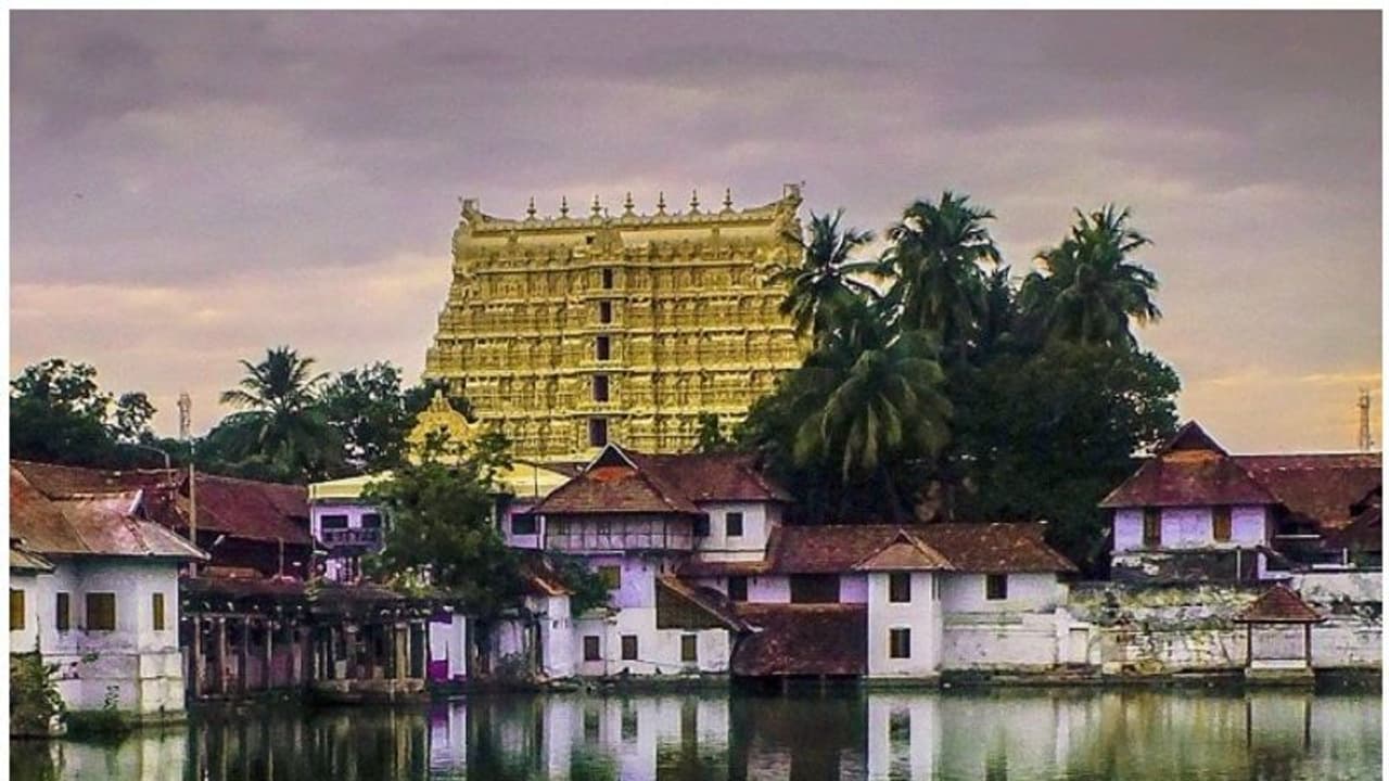 ദർശനത്തിനെത്തിയ ഭക്തയോട് മോശം പെരുമാറ്റം: പത്മനാഭസ്വാമി ക്ഷേത്രത്തിലെ ജീവനക്കാരനെതിരെ കേസ് ദർശനത്തിനെത്തിയ ഭക്തയോട് മോശം പെരുമാറ്റം: പത്മനാഭസ്വാമി ക്ഷേത്രത്തിലെ ജീവനക്കാരനെതിരെ കേസ്