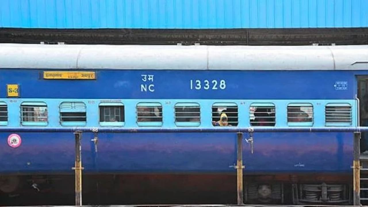 सरकार का रेलवे कर्मचारियों को बड़ा तोहफा, इस बार इतने दिनों का मिलेगा बोनस सरकार का रेलवे कर्मचारियों को बड़ा तोहफा, इस बार इतने दिनों का मिलेगा बोनस