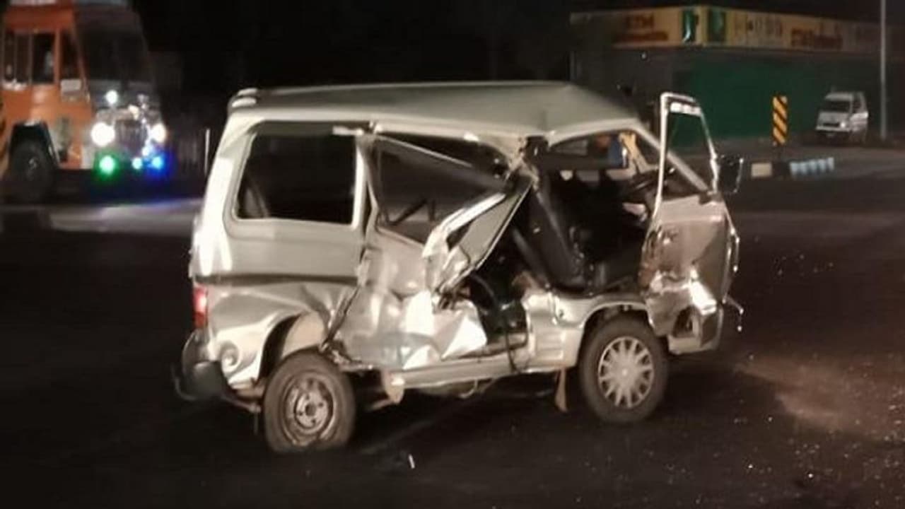 விசாரணைக் கைதியை அழைத்துச் சென்ற வேன் மீது தாக்குதல்… காவலர்கள், கைதி படுகாயம்…!