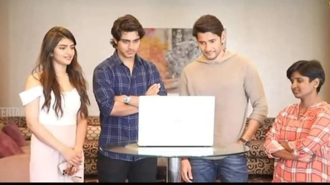 సూపర్ స్టార్ మహేష్ చేతుల మీదుగా పెళ్లి సందడి ట్రైలర్ విడుదల సూపర్ స్టార్ మహేష్ చేతుల మీదుగా పెళ్లి సందడి ట్రైలర్ విడుదల