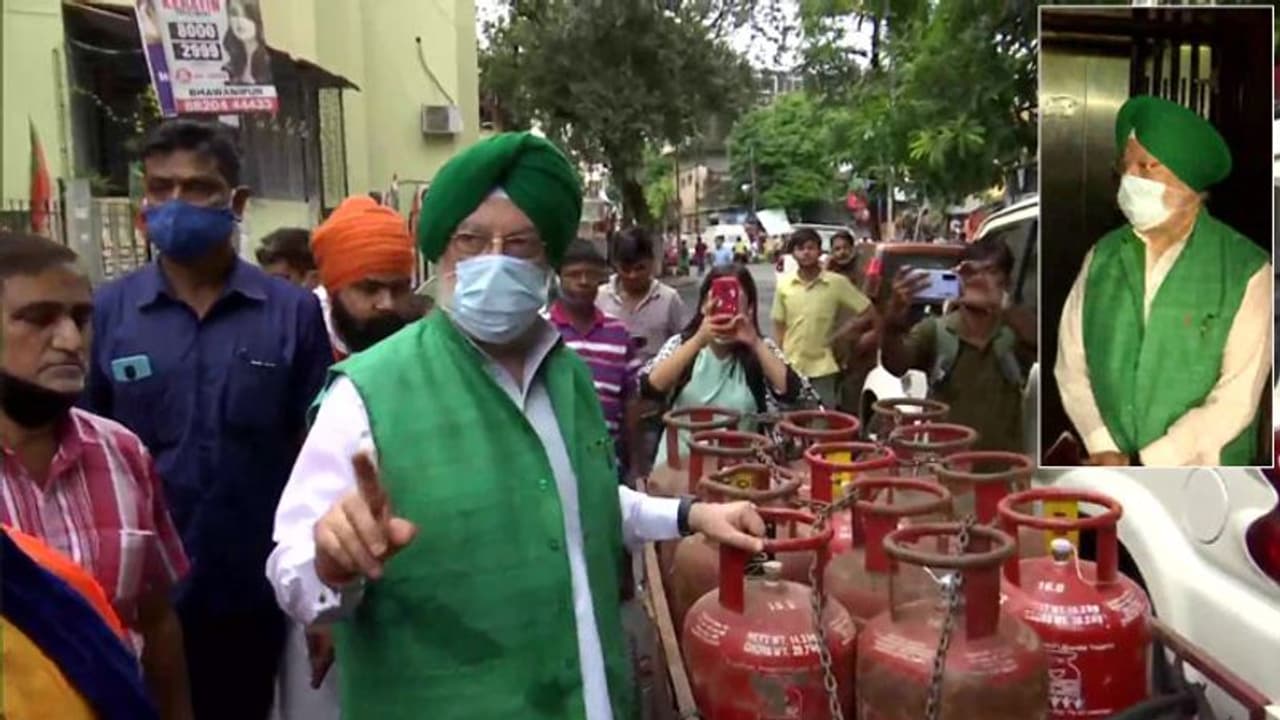 Bhabanipur उप चुनाव: दीदी के खिलाफ प्रचार करने घर घर पहुंचे केंद्रीय मंत्री हरदीप सिंह पुरी