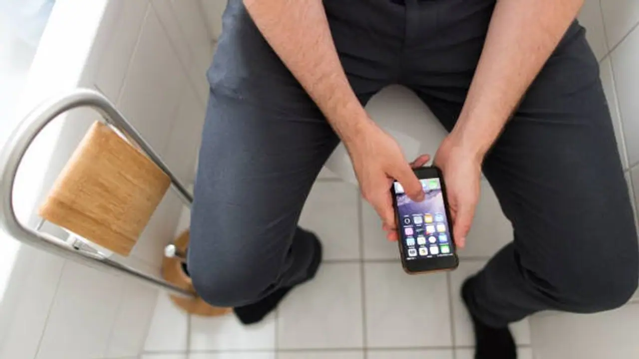 ಮೊಬೈಲ್‌ ಕದಿಯಲು ಶೋ ರೂಂ ಟಾಯ್ಲೆಟಲ್ಲಿ ಇಡೀ ರಾತ್ರಿ ಕಳೆದ ಕಳ್ಳ..!