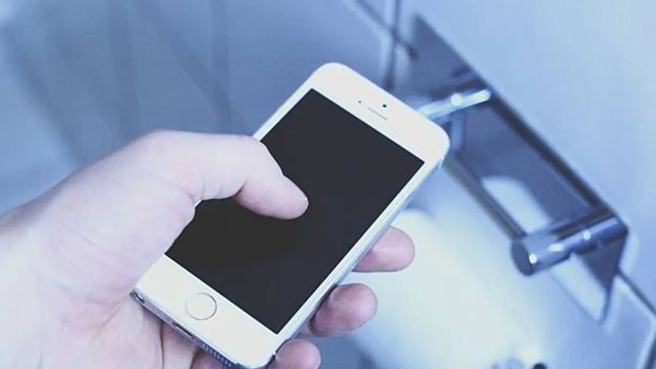 মোবাইলের এই অভ্যেস না পাল্টালেই আক্রান্ত হবেন কঠিন রোগ, সাবধান হোন এখনই