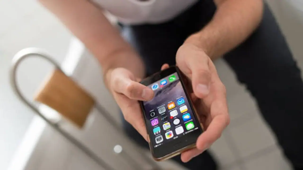 Parenting: নিজের সুবিধার জন্য বাচ্চাকে মোবাইল দেওয়া অনুচিত, মোবাইল থেকে হতে পারে শারীরিক ও মানসিক সমস্যা