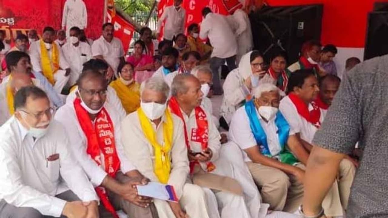 ప్రశ్నిస్తే కేసులే మోడీ నైజం: ఇందిరాపార్క్ వద్ద మహాధర్నాలో సీపీఐ నారాయణ ప్రశ్నిస్తే కేసులే మోడీ నైజం: ఇందిరాపార్క్ వద్ద మహాధర్నాలో సీపీఐ నారాయణ