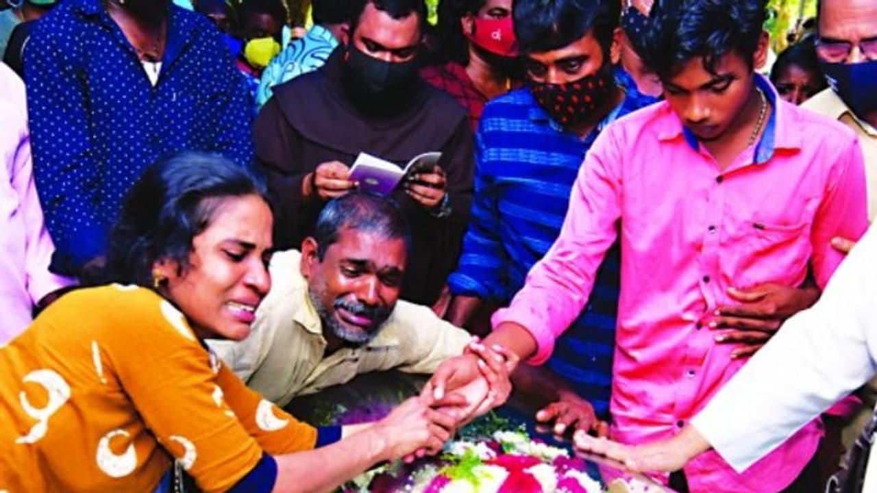 കളിച്ചുനടന്ന മുറ്റത്ത് ചലനമറ്റ് കുട്ടികൾ; അഭിജിത്തിനും അനഘയ്ക്കും ഓമനപ്പുഴ ഗ്രാമം വിടചൊല്ലി