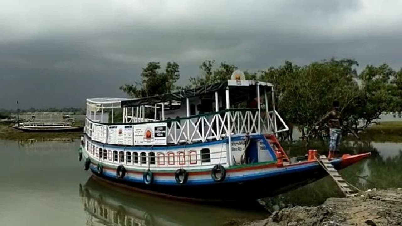 জলে জঙ্গলে চৌকাঠে চিকিৎসক, সুন্দরবনের মানুষের জন্য ভাসমান ডিজিটাল স্বাস্থ্য পরিষেবা