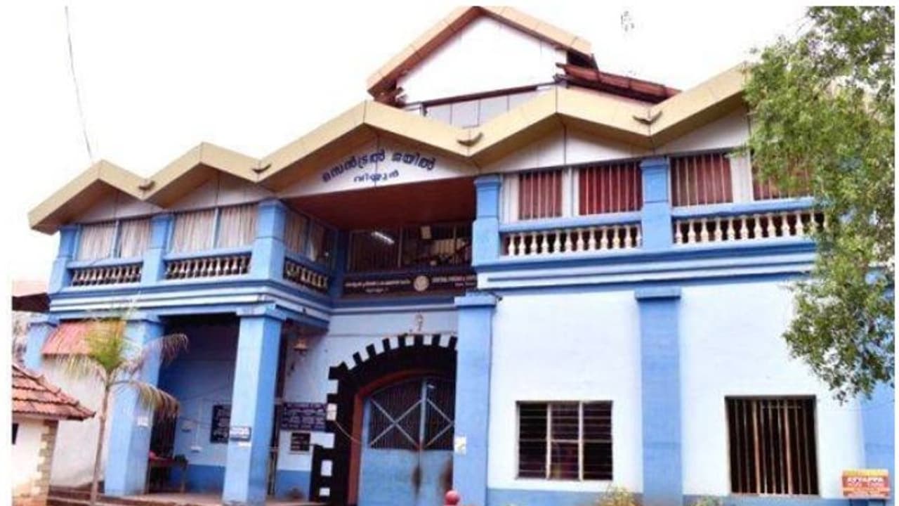 സൈക്കിളിൽ കാറ്റ് നിറക്കാന്‍ വിയ്യൂർ ജയിൽ പമ്പിലെത്തി, ടോയ്‍ലറ്റിൽ കഞ്ചാവ് ഒളിപ്പിച്ചു, രണ്ടുപേര്‍ പിടിയില്‍