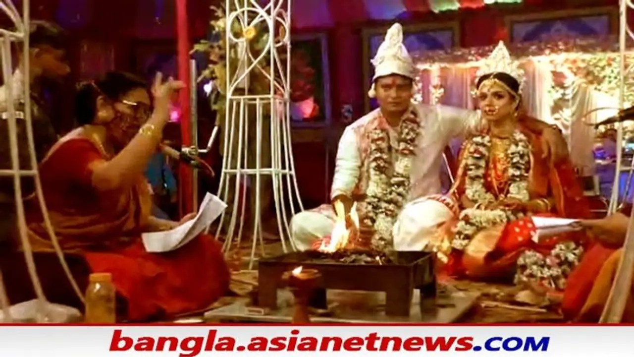 চেনা ছকের বাইরে গিয়ে মেয়ের বিয়ে, মহিলা পুরোহিতের সামনে রবীন্দ্রসঙ্গীতের সুরে চার হাত এক চেনা ছকের বাইরে গিয়ে মেয়ের বিয়ে, মহিলা পুরোহিতের সামনে রবীন্দ্রসঙ্গীতের সুরে চার হাত এক