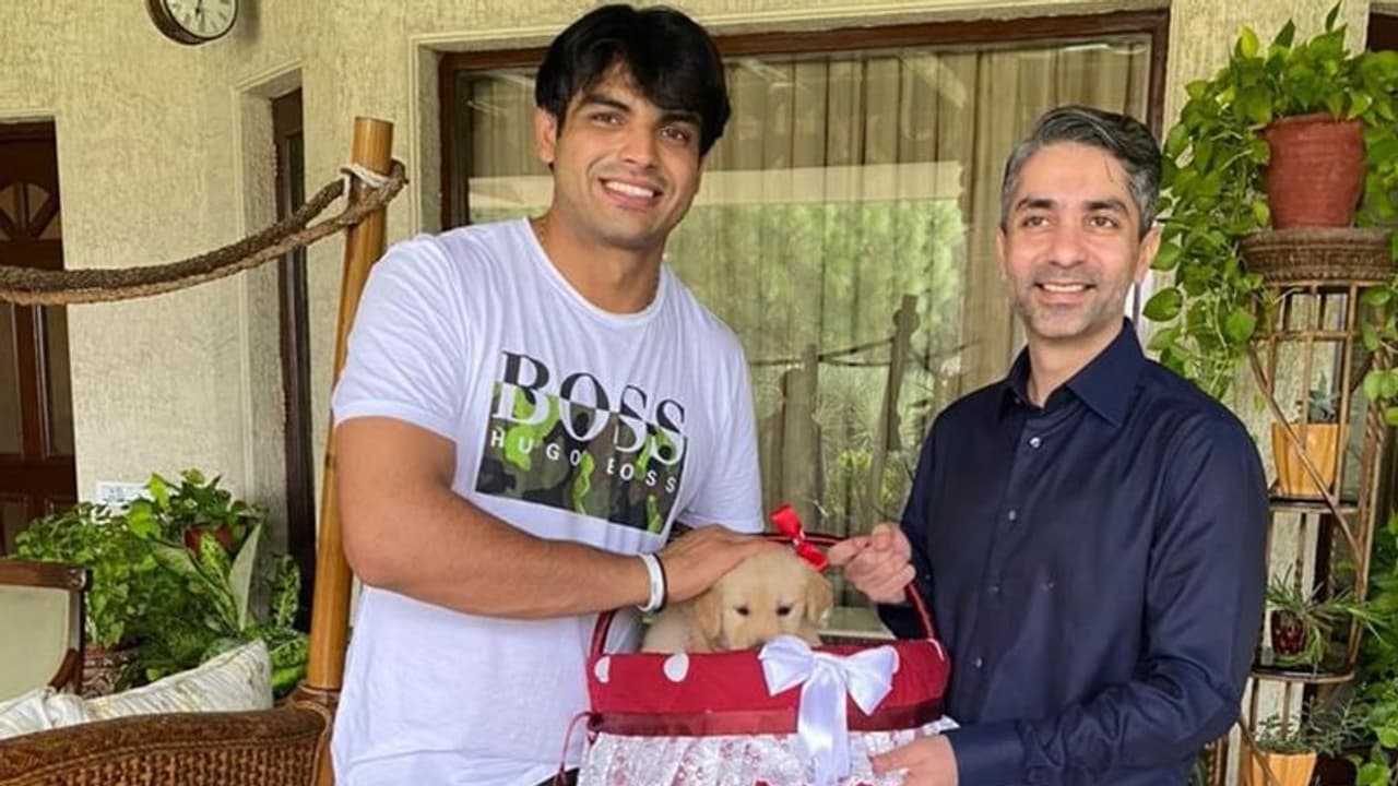 पहली बार एक साथ दिखे दो गोल्ड मेडलिस्ट, अभिनव बिंद्रा ने नीरज चोपड़ा को दिया स्पेशल गिफ्ट