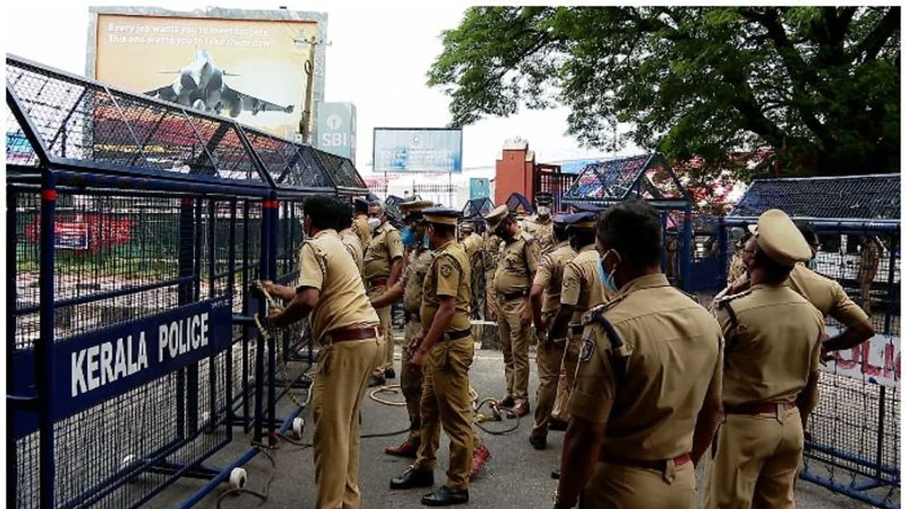 യാത്രക്കാരുടെ ശ്രദ്ധയ്ക്ക്; കോഴിക്കോട് നഗരത്തിൽ ഇന്ന് ഗതാഗത നിയന്ത്രണം, ഈ വാഹനങ്ങൾക്ക് പ്രവേശനമില്ല ! യാത്രക്കാരുടെ ശ്രദ്ധയ്ക്ക്; കോഴിക്കോട് നഗരത്തിൽ ഇന്ന് ഗതാഗത നിയന്ത്രണം, ഈ വാഹനങ്ങൾക്ക് പ്രവേശനമില്ല !