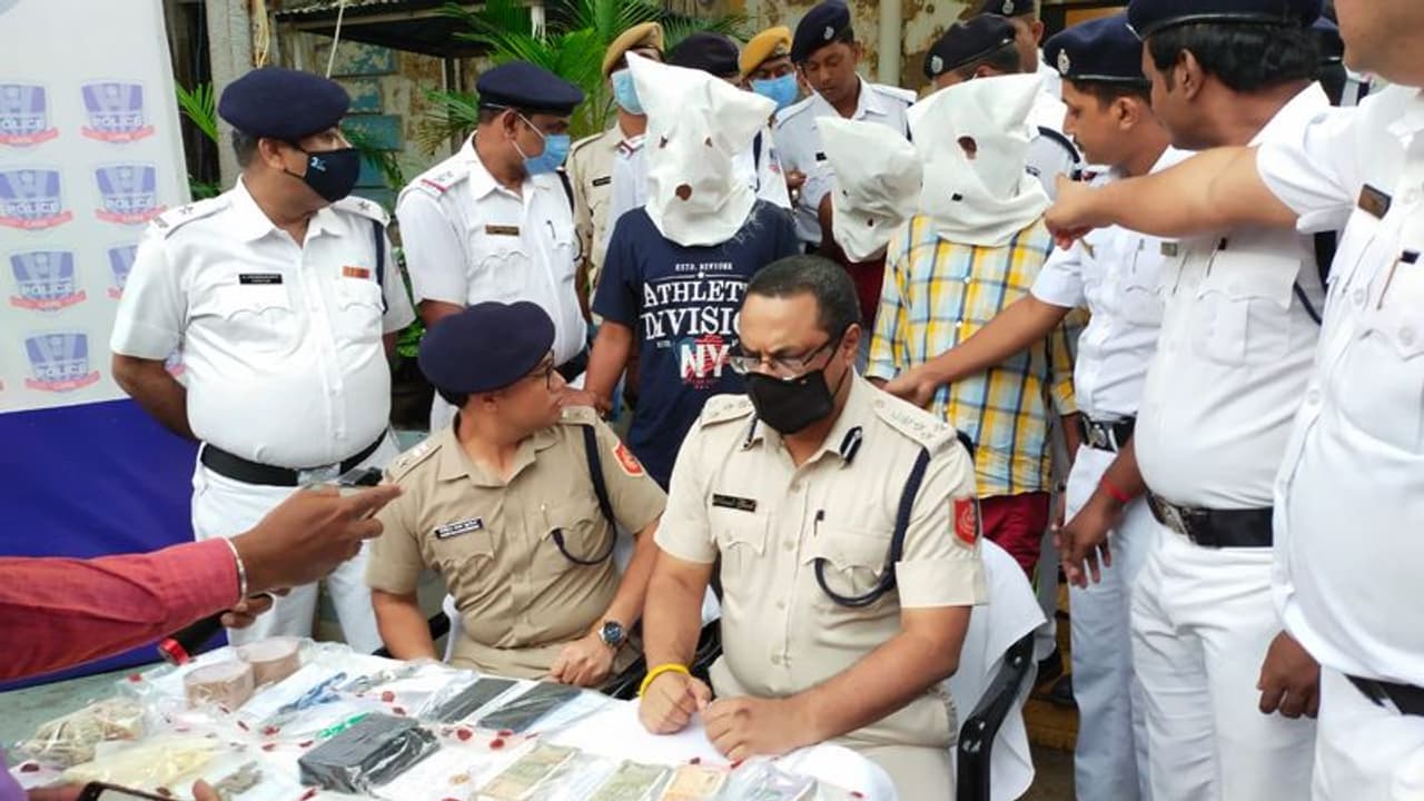 চন্দননগরে পুলিশের জালে ৩ ডাকাত, উদ্ধার আগ্নেয়াস্ত্র সহ লক্ষাধিক টাকা