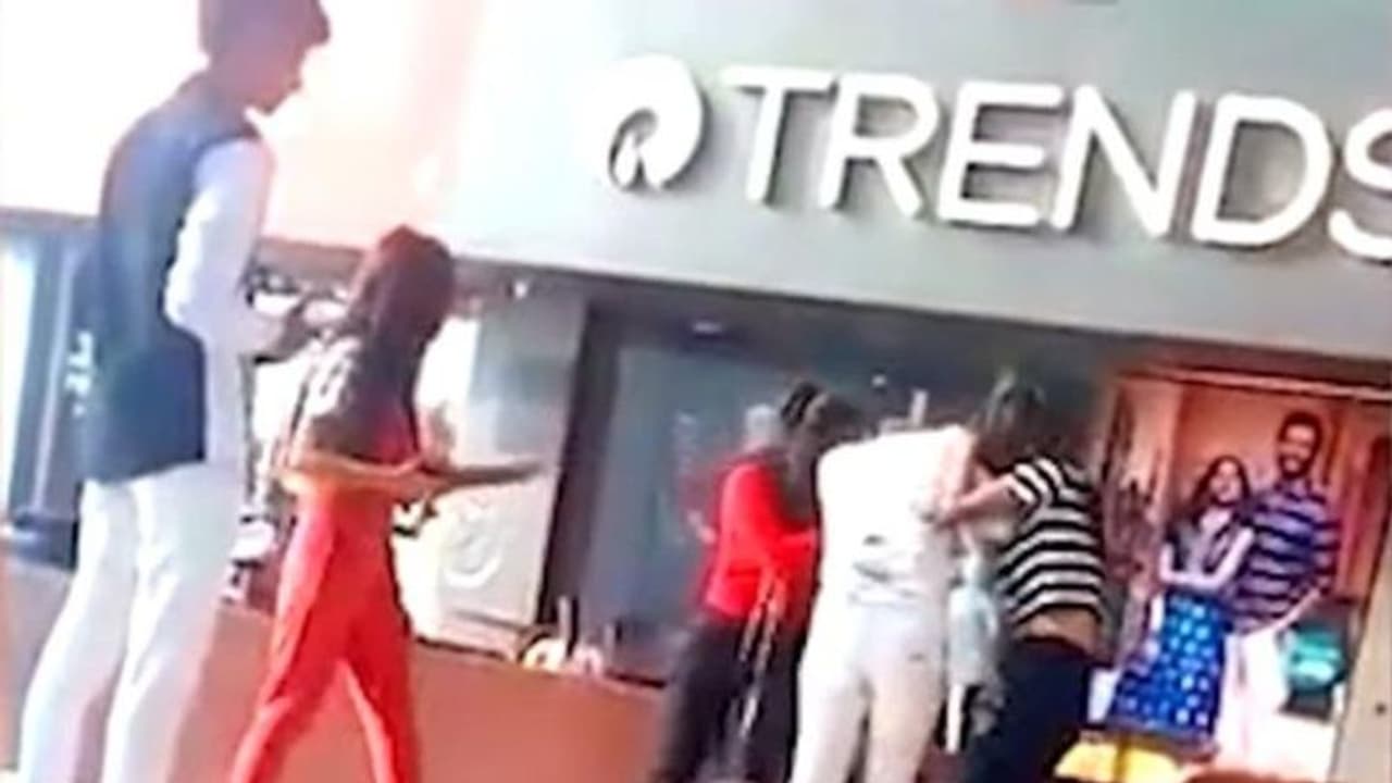 ത്രികോണപ്രണയം: ഷോപ്പിംഗ് മാളില് യുവതികളുടെ കൂട്ടത്തല്ല് ത്രികോണപ്രണയം: ഷോപ്പിംഗ് മാളില് യുവതികളുടെ കൂട്ടത്തല്ല്