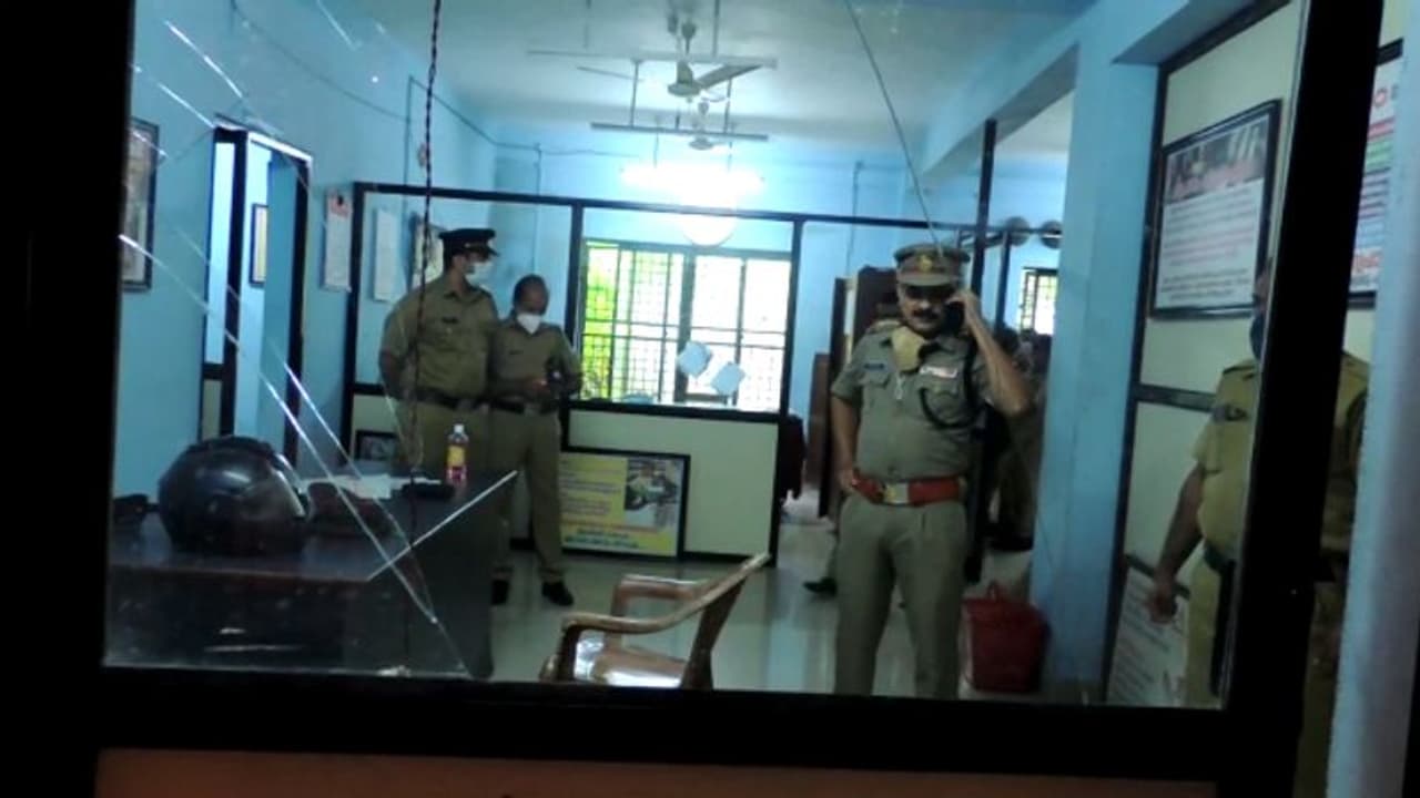 എക്സൈസ് സർക്കിൾ ഓഫീസ് കഞ്ചാവ് കേസ് പ്രതിയും സുഹൃത്തും ചേർന്ന് അടിച്ചു തകർത്തു എക്സൈസ് സർക്കിൾ ഓഫീസ് കഞ്ചാവ് കേസ് പ്രതിയും സുഹൃത്തും ചേർന്ന് അടിച്ചു തകർത്തു