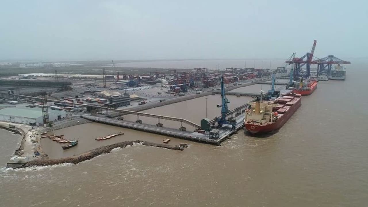 ഗുജറാത്ത് തീരത്തെ ലഹരി വേട്ട: അഞ്ച് അഫ്ഗാൻ പൗരന്മാരടക്കം എട്ടുപേർ അറസ്റ്റിലായെന്ന് കേന്ദ്ര ധനകാര്യ മന്ത്രാലയം ഗുജറാത്ത് തീരത്തെ ലഹരി വേട്ട: അഞ്ച് അഫ്ഗാൻ പൗരന്മാരടക്കം എട്ടുപേർ അറസ്റ്റിലായെന്ന് കേന്ദ്ര ധനകാര്യ മന്ത്രാലയം