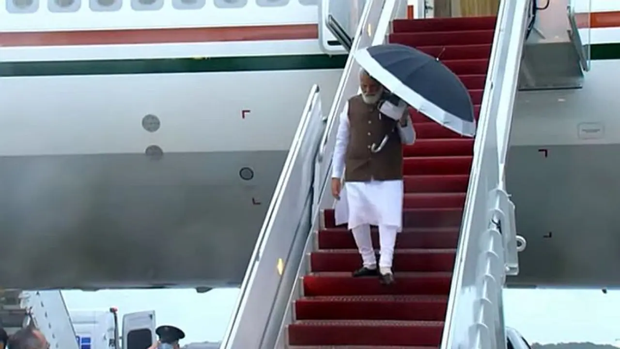 Namaste USA: Prime Minister Modi arrives in the US, interacts with Diaspora outside airport Namaste USA: Prime Minister Modi arrives in the US, interacts with Diaspora outside airport