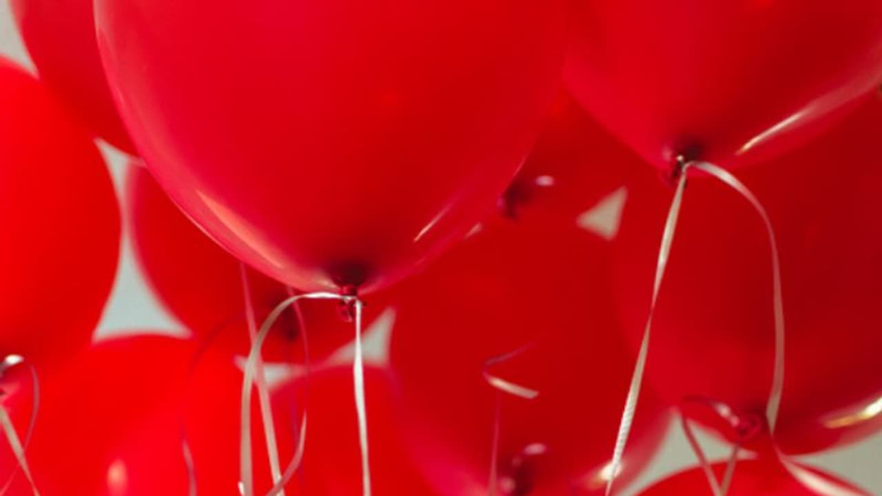 പ്രണയപരാജയത്തിന്‍റെ സ്മരണയില്‍ ബലൂണ്‍ നിറയ്ക്കല്‍; യുവാവ് ഒറ്റയ്ക്ക് ഊതി വീര്‍പ്പിച്ച് 666 ചുവന്ന ബലൂണുകള്‍