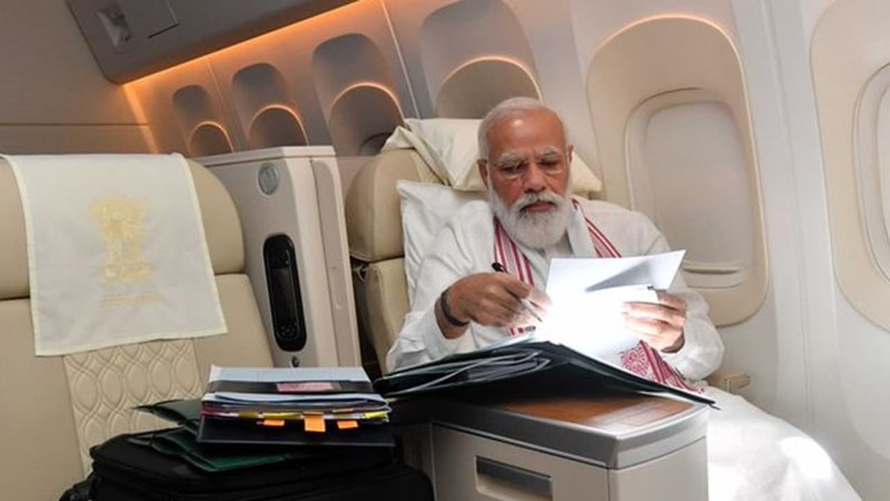 ऐसे आत्मनिर्भर बनता है देश: फ्लाइट में भी काम करते हैं पीएम मोदी, कहा लंबी दूरी का मतलब फाइल वर्क ऐसे आत्मनिर्भर बनता है देश: फ्लाइट में भी काम करते हैं पीएम मोदी, कहा लंबी दूरी का मतलब फाइल वर्क