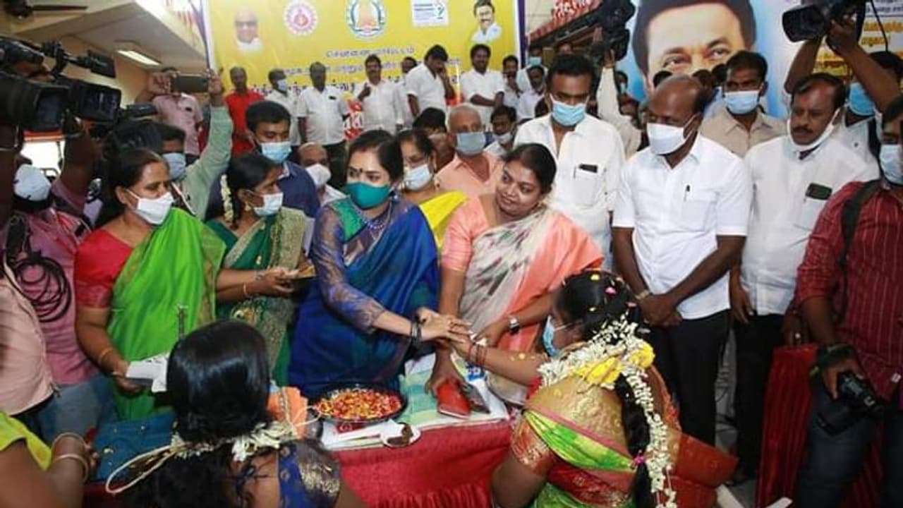 தமிழச்சி தங்கபாண்டியன் வளையல் போட.. அண்ணனாக மா. சு முன் நிற்க.. ஆனந்த கண்ணீர் விட்ட கர்பிணிகள். தமிழச்சி தங்கபாண்டியன் வளையல் போட.. அண்ணனாக மா. சு முன் நிற்க.. ஆனந்த கண்ணீர் விட்ட கர்பிணிகள்.