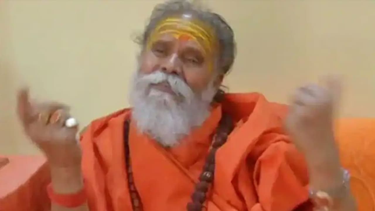 रस्सी के 3 टुकड़े और शव जमीन पर: नरेंद्र गिरि की मौत का वीडियो आया सामने, जिसमें कई चौंकाने वाली बातें रस्सी के 3 टुकड़े और शव जमीन पर: नरेंद्र गिरि की मौत का वीडियो आया सामने, जिसमें कई चौंकाने वाली बातें