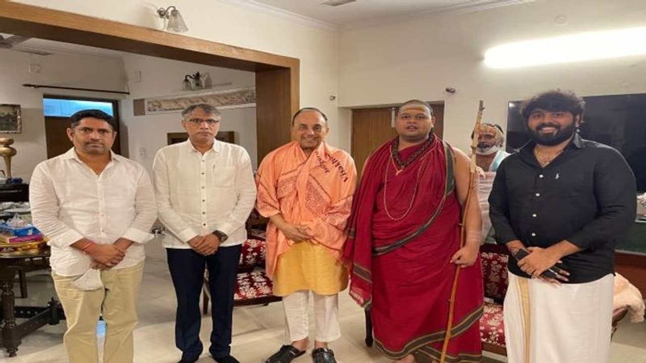 రాజకీయ పెత్తనం నుండి దేవాలయాలకు విముక్తి...: బిజెపి ఎంపీతో శారదాపీఠం స్వాత్మానందేంద్ర భేటి