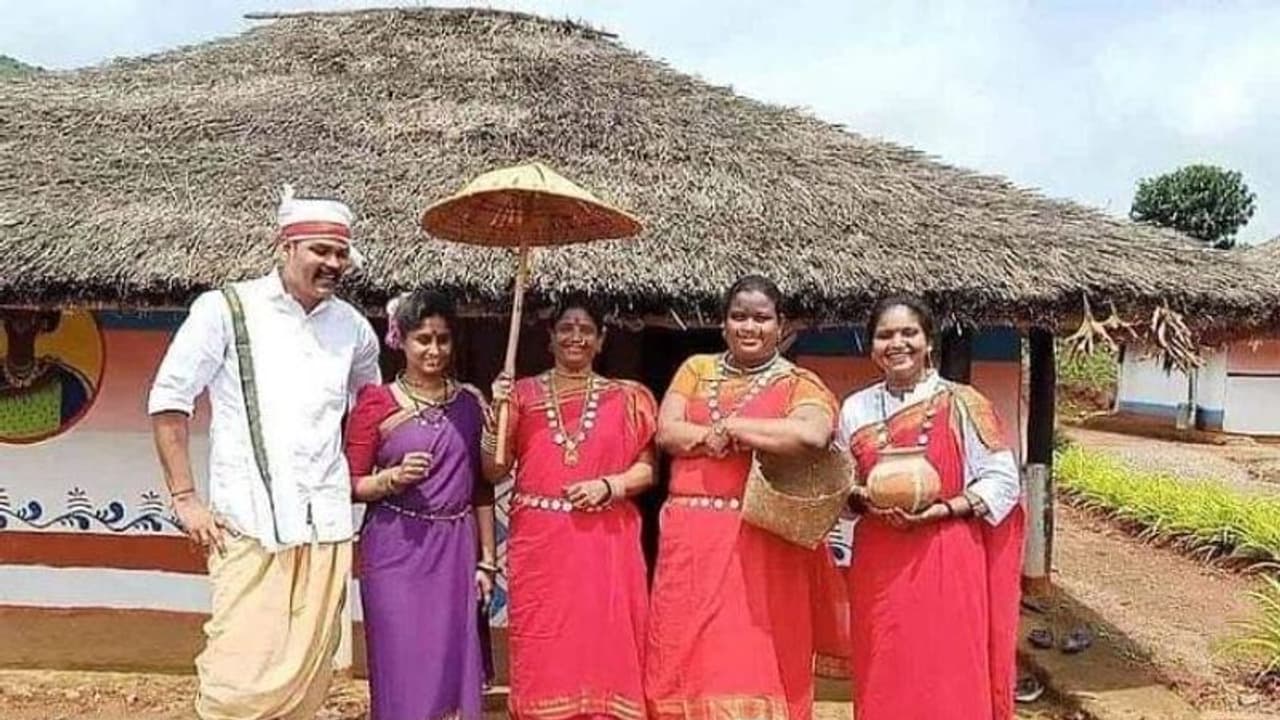 ఆంధ్రా ఊటీ అరకులో... అచ్చమైన గిరిజన దుస్తుల్లో మెరిసిన మహిళా ఎంపీలు (వీడియో) ఆంధ్రా ఊటీ అరకులో... అచ్చమైన గిరిజన దుస్తుల్లో మెరిసిన మహిళా ఎంపీలు (వీడియో)