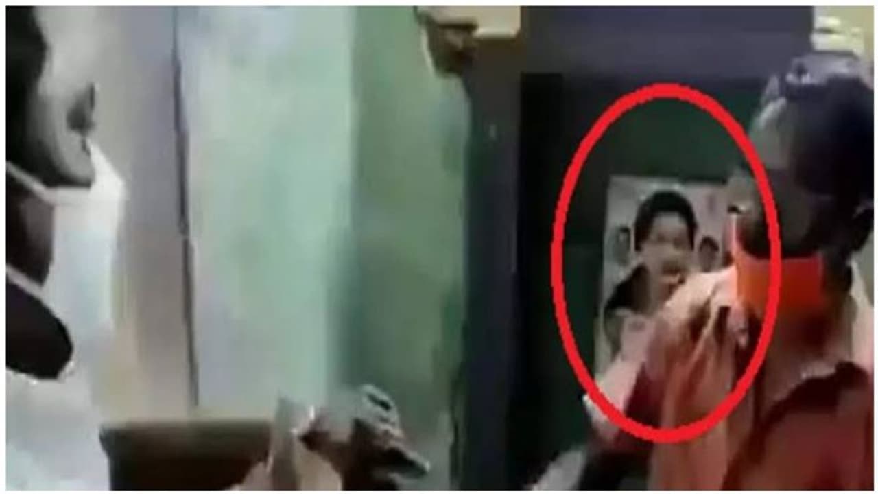 டாஸ்மாக் கடையில மு.க.ஸ்டாலின் படத்தை மாட்டுங்க... கமிஷன்தாங்க... திமுக ஒன்றியச் செயலாளர் அடாவடி..! டாஸ்மாக் கடையில மு.க.ஸ்டாலின் படத்தை மாட்டுங்க... கமிஷன்தாங்க... திமுக ஒன்றியச் செயலாளர் அடாவடி..!