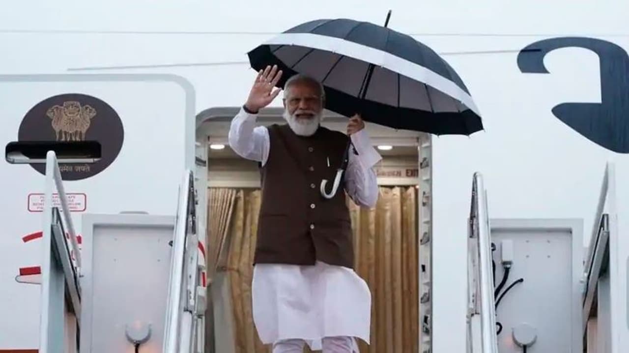 വിശ്രമിക്കാതെ മോദി; യുഎസിൽ 65 മണിക്കൂര്, നടത്തിയത് 20 ചര്ച്ച, വിമാനത്തിനകത്തെ സമയം പോലും പാഴാക്കിയില്ല! വിശ്രമിക്കാതെ മോദി; യുഎസിൽ 65 മണിക്കൂര്, നടത്തിയത് 20 ചര്ച്ച, വിമാനത്തിനകത്തെ സമയം പോലും പാഴാക്കിയില്ല!