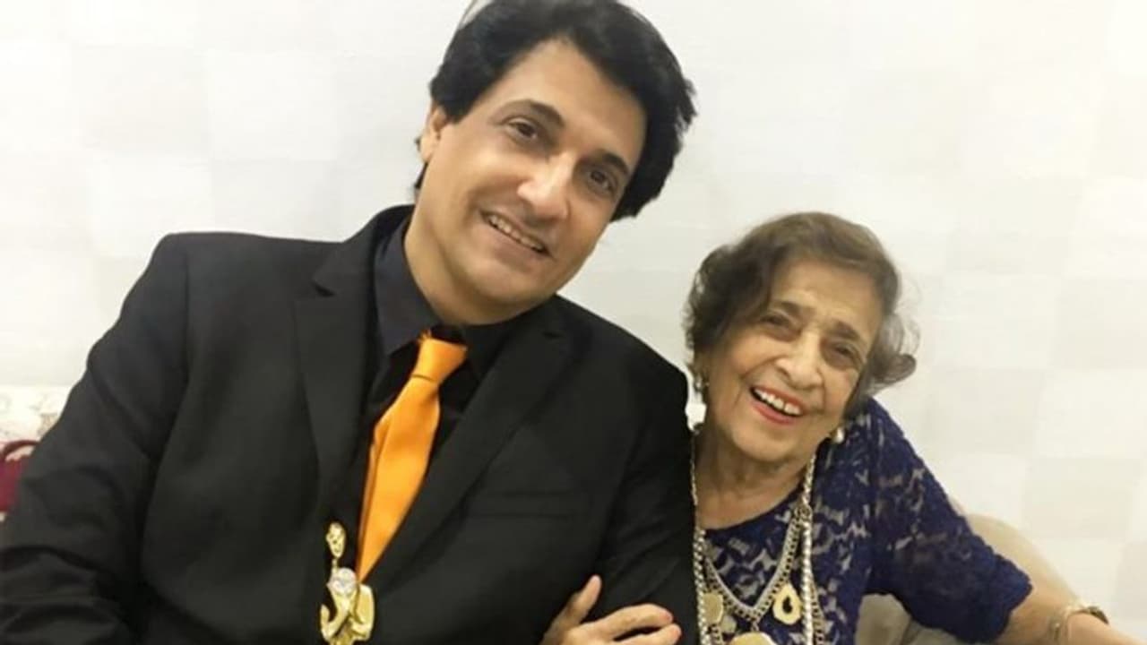 श्यामक डावर की मां का 99 साल की उम्र में निधन, बढ़ती उम्र के चलते पिछले कुछ सालों से चल रही थीं बीमार श्यामक डावर की मां का 99 साल की उम्र में निधन, बढ़ती उम्र के चलते पिछले कुछ सालों से चल रही थीं बीमार