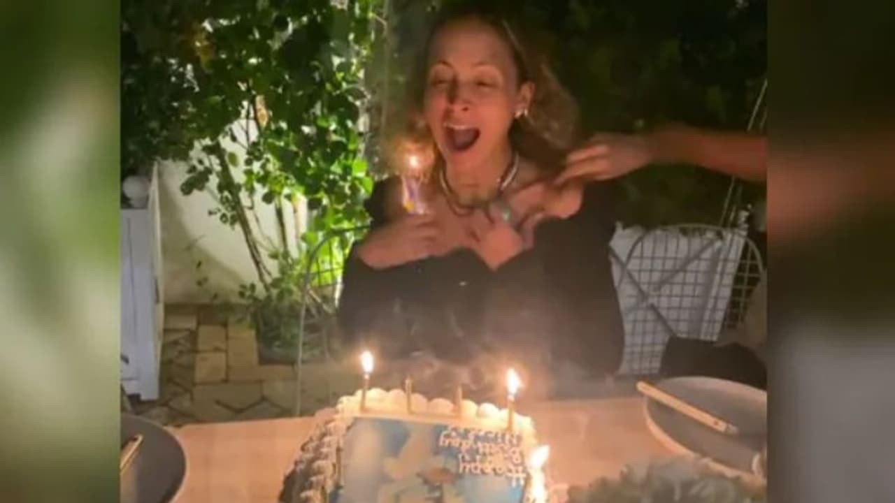 പിറന്നാൾ കേക്കിലെ മെഴുകിതിരി ഊതിക്കെടുത്തുന്നതിനിടെ നടിയുടെ തലമുടിക്ക് തീപിടിച്ചു; വീഡിയോ വൈറൽ