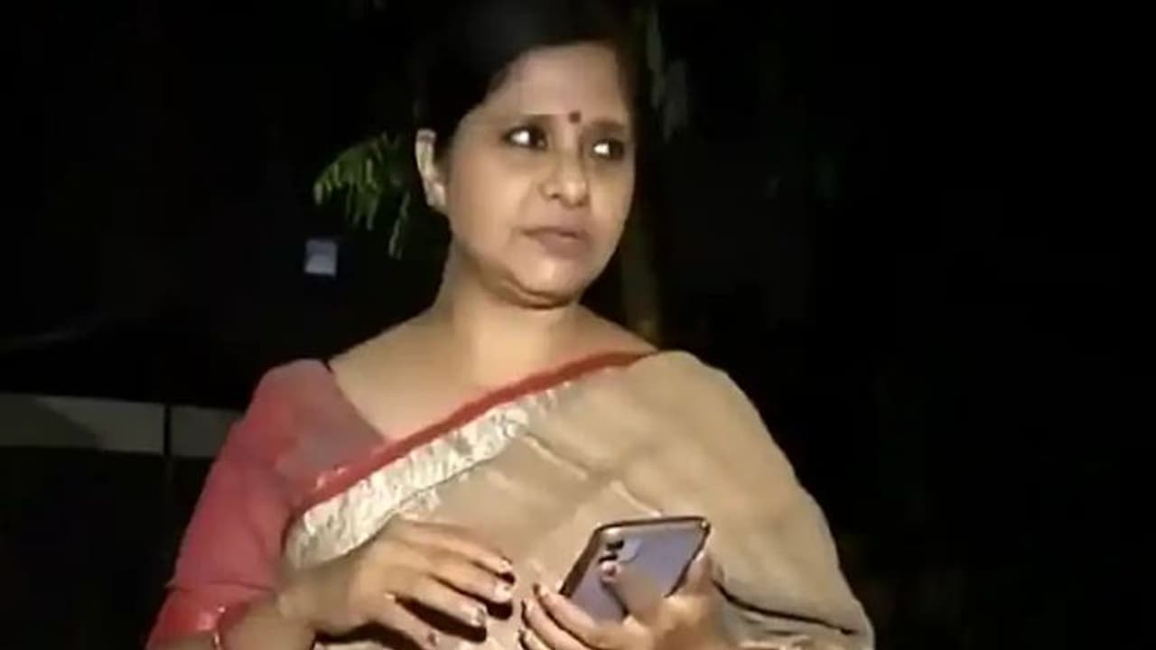 रेस्तरां में साड़ी वाली महिला को No Entry पर बवाल के बाद महिला आयोग ने भेजा नोटिस रेस्तरां में साड़ी वाली महिला को No Entry पर बवाल के बाद महिला आयोग ने भेजा नोटिस