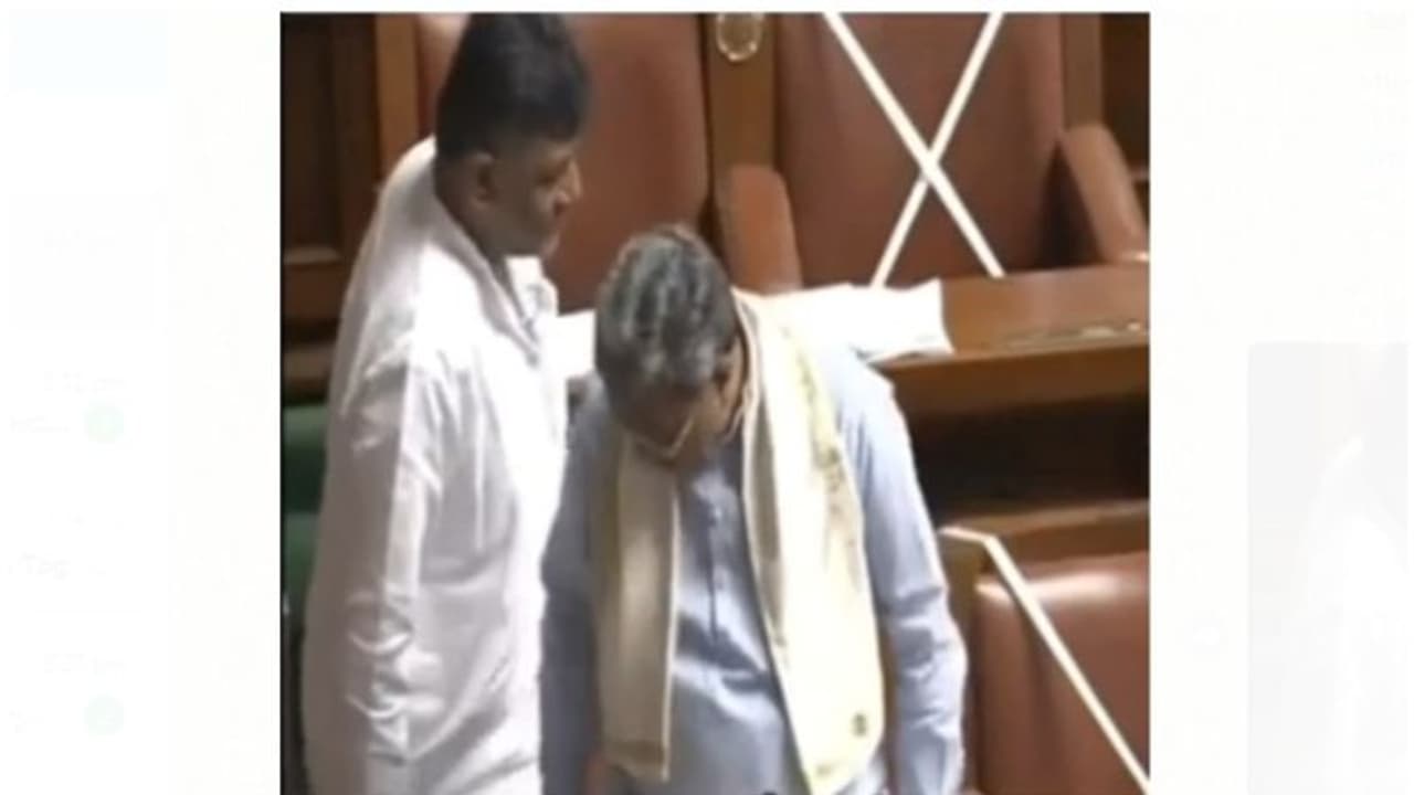 ఇజ్జత్ కా సవాల్..! అసెంబ్లీలో ఊడిన మాజీ సీఎం పంచె.. హీటెక్కిన సభలో నవ్వులు ఇజ్జత్ కా సవాల్..! అసెంబ్లీలో ఊడిన మాజీ సీఎం పంచె.. హీటెక్కిన సభలో నవ్వులు