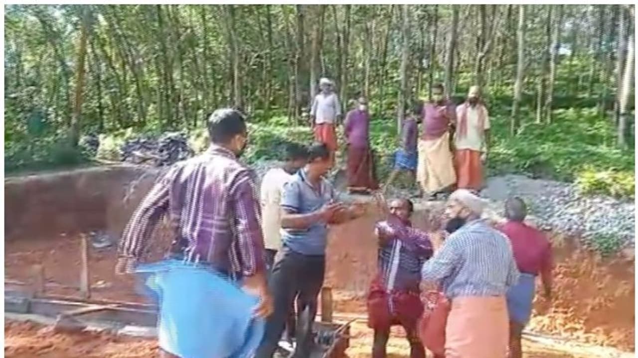 നോക്കുകൂലി നൽകാൻ വിസമ്മതിച്ച കരാറുകാരന് യൂണിയൻ തൊഴിലാളികളുടെ ക്രൂര മർദ്ദനം നോക്കുകൂലി നൽകാൻ വിസമ്മതിച്ച കരാറുകാരന് യൂണിയൻ തൊഴിലാളികളുടെ ക്രൂര മർദ്ദനം