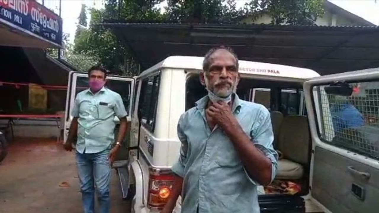 ഉറങ്ങിക്കിടന്ന മകന്റെ ദേഹത്ത് അച്ഛൻ ആസിഡൊഴിച്ചു; 75% പൊള്ളലേറ്റു, അച്ഛൻ പൊലീസ് കസ്റ്റഡിയിൽ ഉറങ്ങിക്കിടന്ന മകന്റെ ദേഹത്ത് അച്ഛൻ ആസിഡൊഴിച്ചു; 75% പൊള്ളലേറ്റു, അച്ഛൻ പൊലീസ് കസ്റ്റഡിയിൽ