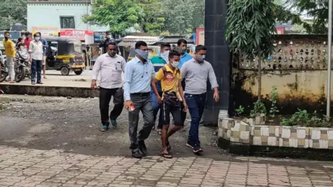 महाराष्ट्रः 14 साल की लड़की से 30 लोगों ने 9 महीने तक किया गैंगरेप, बॉयफ्रेंड ने शुरू किया बर्बादी का खेल महाराष्ट्रः 14 साल की लड़की से 30 लोगों ने 9 महीने तक किया गैंगरेप, बॉयफ्रेंड ने शुरू किया बर्बादी का खेल