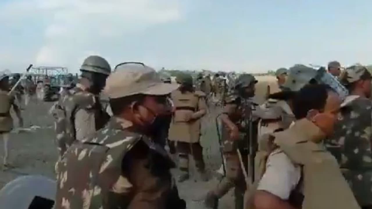 Horrific video: উচ্ছেদ অভিযান ঘিরে রণক্ষেত্র অসমের ধোলপুর, পুলিশ 'বেআইনি' দখলদারদের সংঘর্ষে চলল গুলি