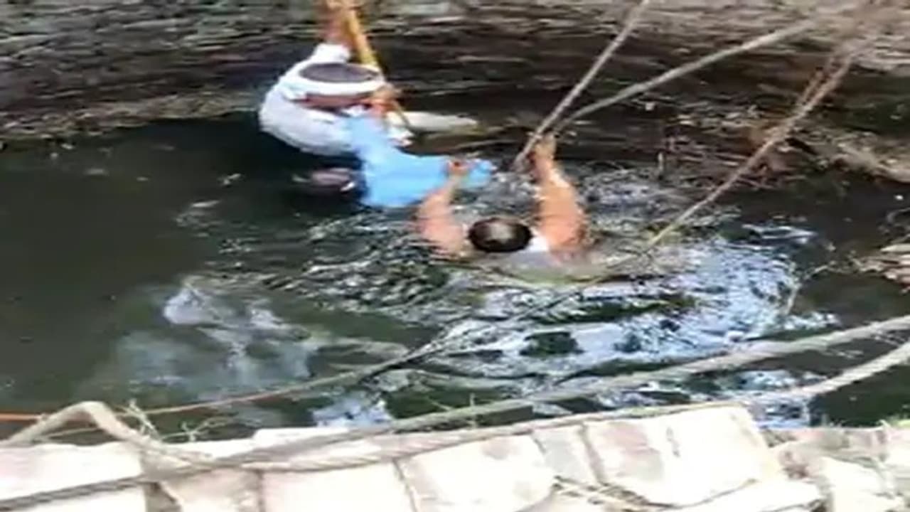 उजड़ गया परिवार: पत्थर दिल मां ने 3 बच्चों को गोद में लेकर लगाया मौत को गले, पति का बदला मासूमों से लिया उजड़ गया परिवार: पत्थर दिल मां ने 3 बच्चों को गोद में लेकर लगाया मौत को गले, पति का बदला मासूमों से लिया