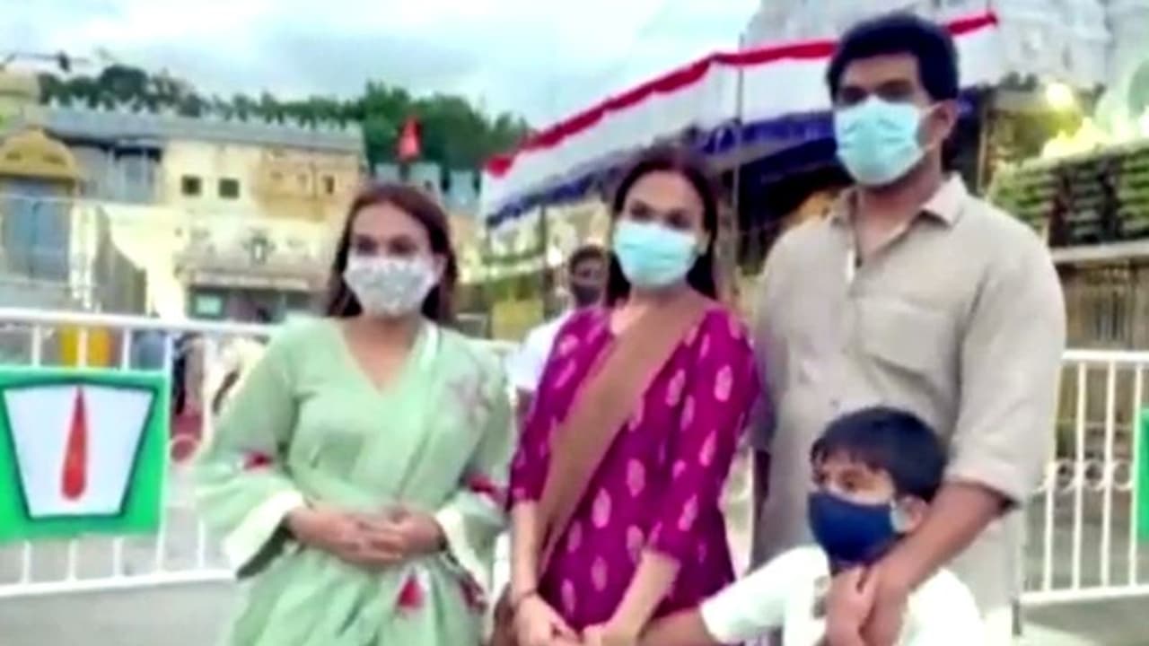 திருப்பதி கோவிலில் சூப்பர் ஸ்டார் ரஜினிகாந்தின் இரு மகள்களும் திடீர் சுவாமி தரிசனம்!! வைரலாகும் வீடியோ..