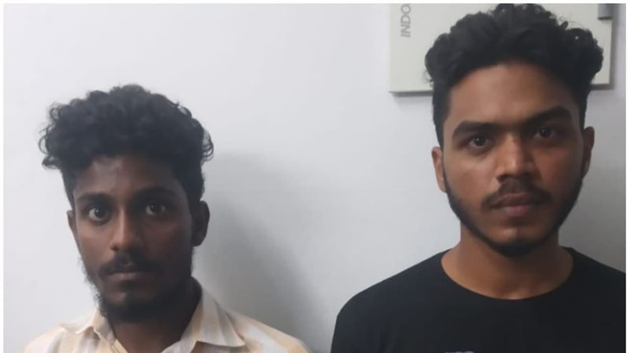 കഞ്ചാവ് വാങ്ങി വരുന്നതിനിടെ ബൈക്ക് മറിഞ്ഞു; യുവാക്കള് പെട്ടു..! കഞ്ചാവ് വാങ്ങി വരുന്നതിനിടെ ബൈക്ക് മറിഞ്ഞു; യുവാക്കള് പെട്ടു..!